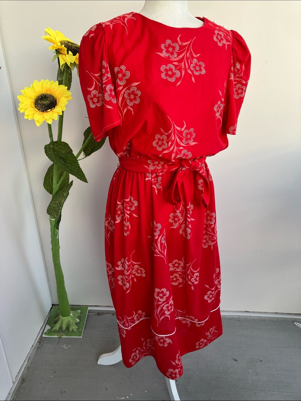 Vintage 80s Red and White Floral Print Short Sleeve Midi Dress